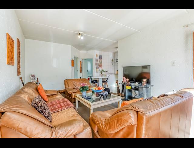 1 BEDROOM APARTMENT FOR SALE IN ELTONHILL